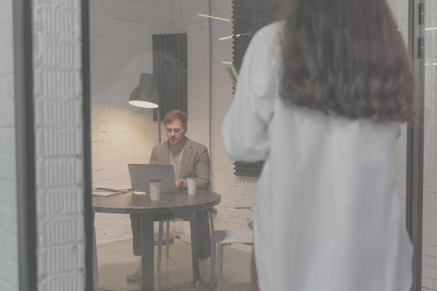 Professionelles Beratungsgespräch zu Finanzanalyse und Dateninterpretation